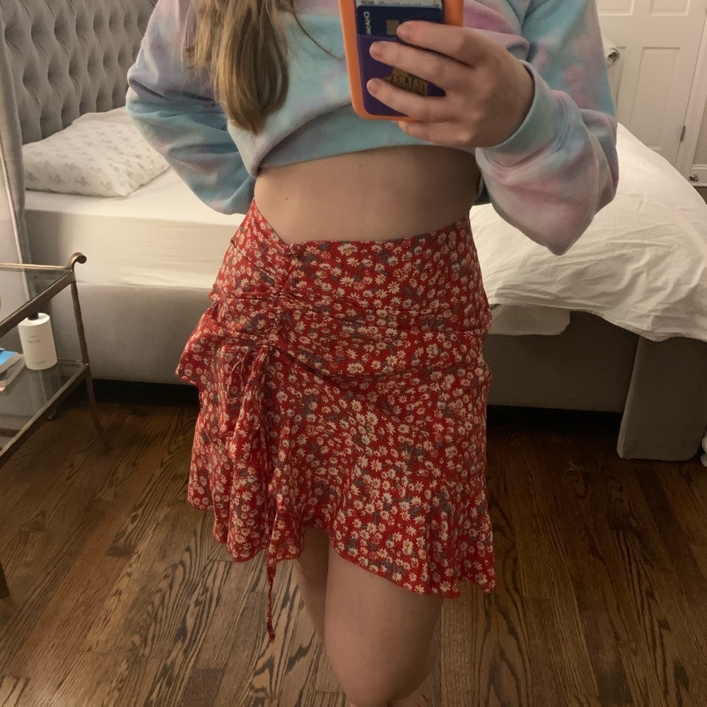 Red floral scrunch skirt! NWOT - Picture 4 of 4